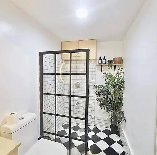 New Luxury With Pool And Netflix Near Airport Apartment *